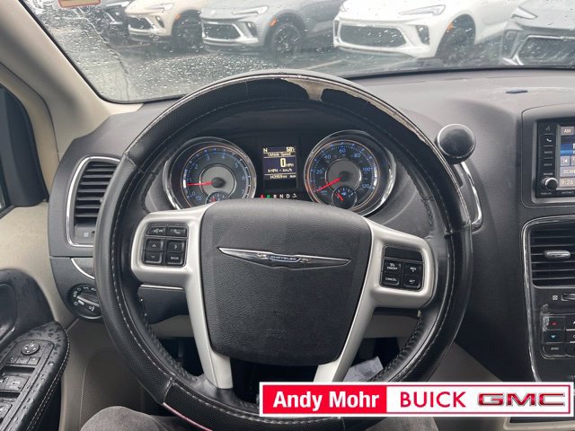 Used 2016 Chrysler Town & Country Touring w/ Driver Convenience Group FWD image 27