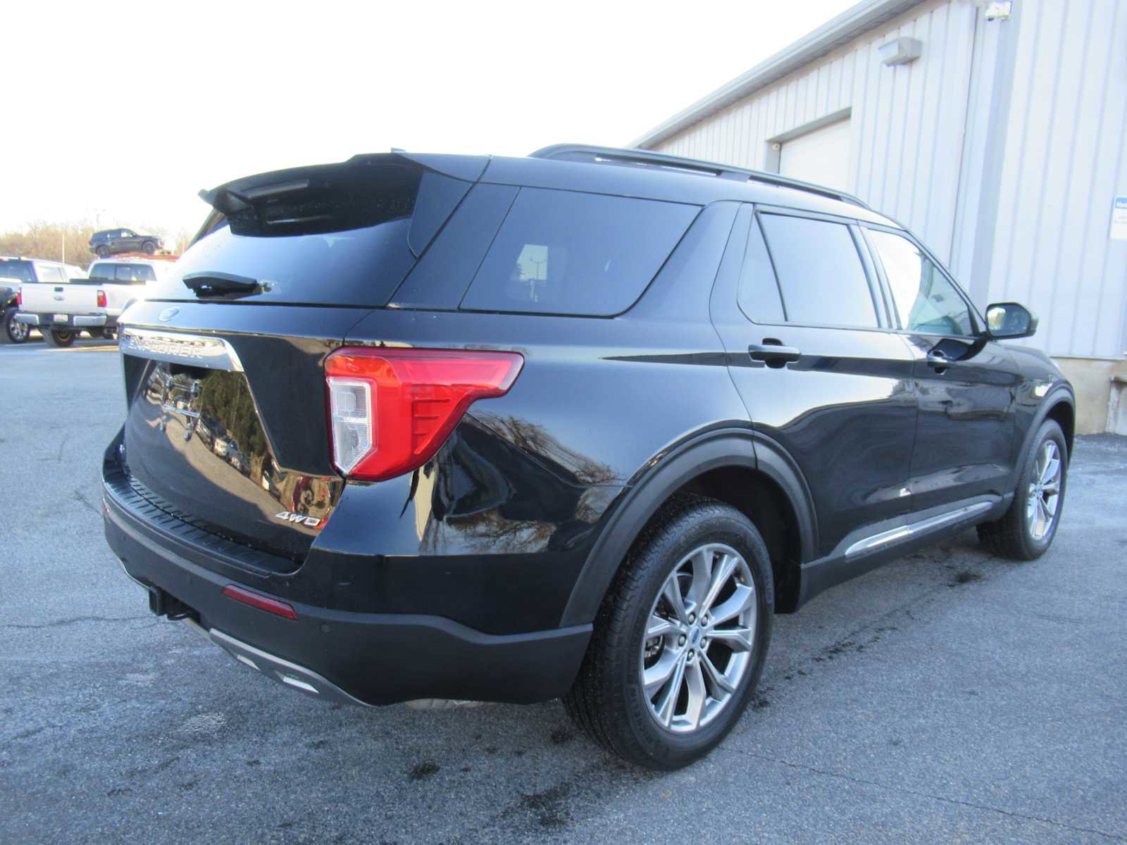 Used 2023 Ford Explorer XLT w/ Equipment Group 202A image 5