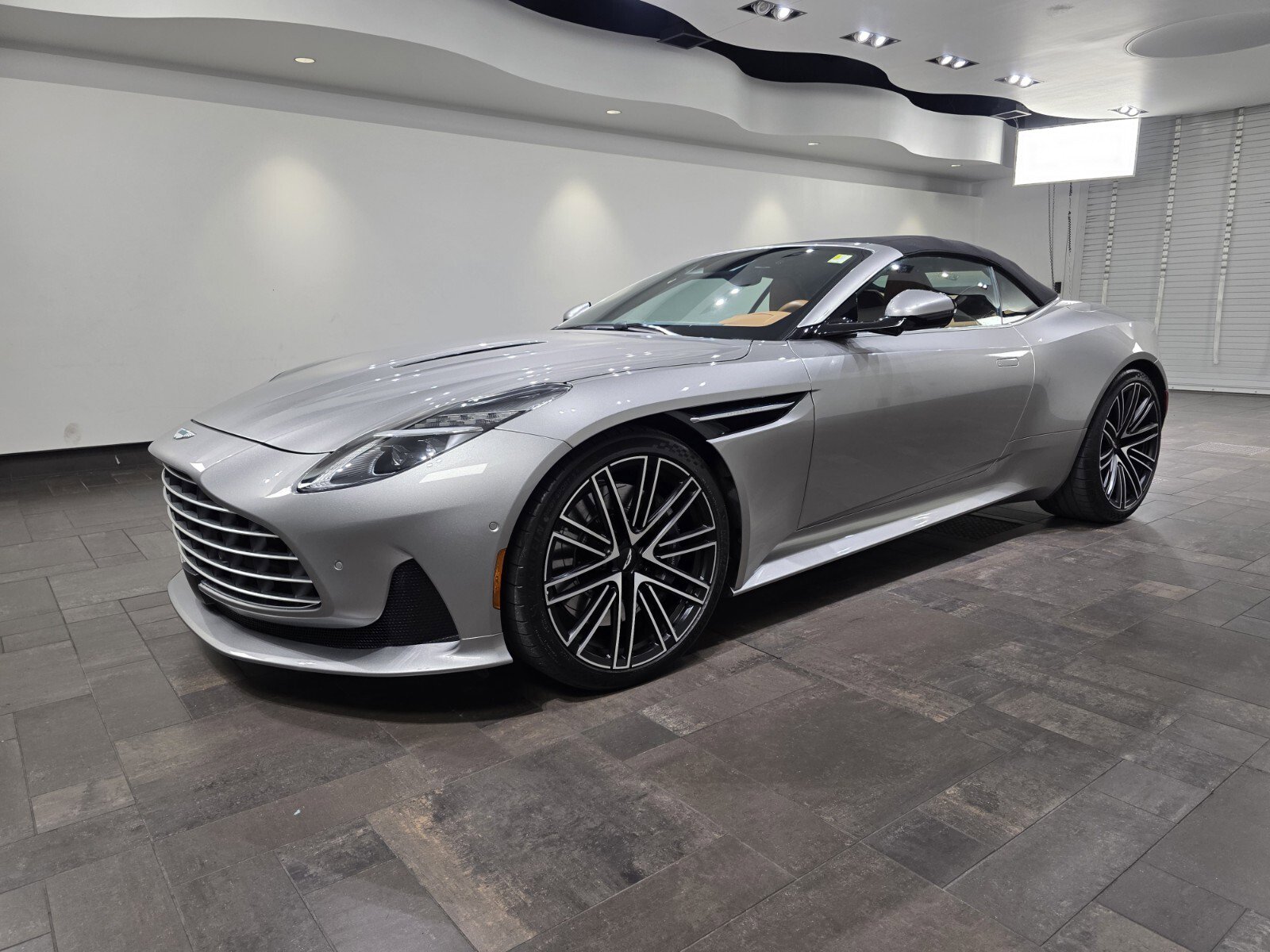 Used 2025 Aston Martin DB12 Convertible image 30