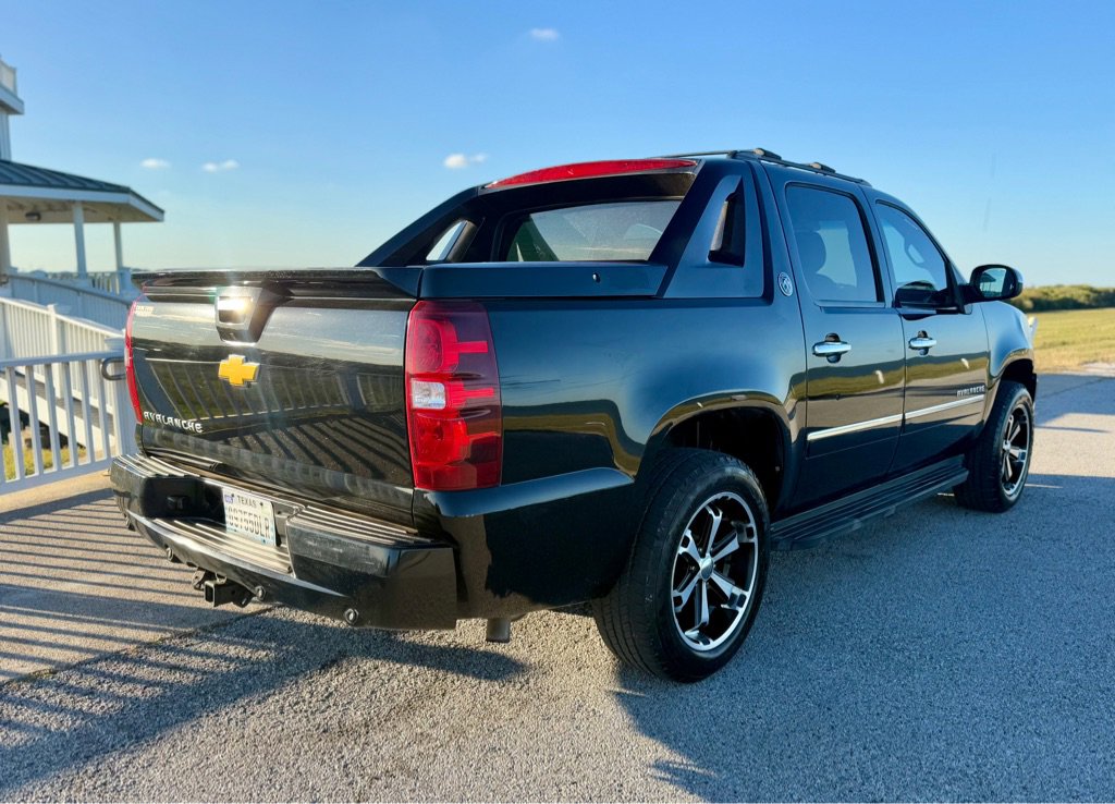 Used 2013 Chevrolet Avalanche LTZ image 5