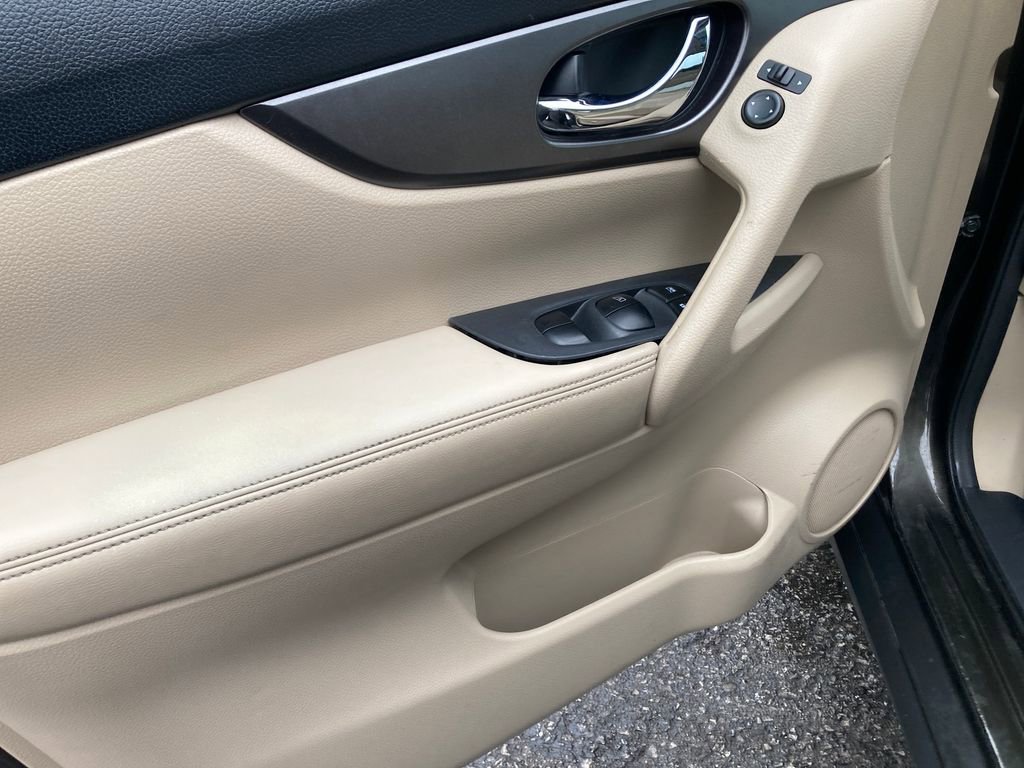 Used 2016 Nissan Rogue SV image 15