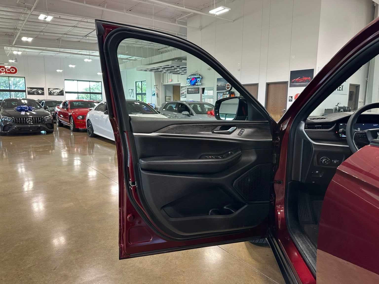 Used 2024 Jeep Grand Cherokee Limited RWD image 11