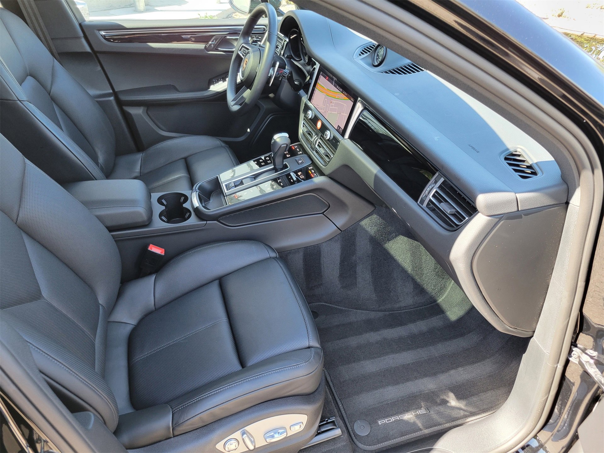 Certified 2025 Porsche Macan image 27