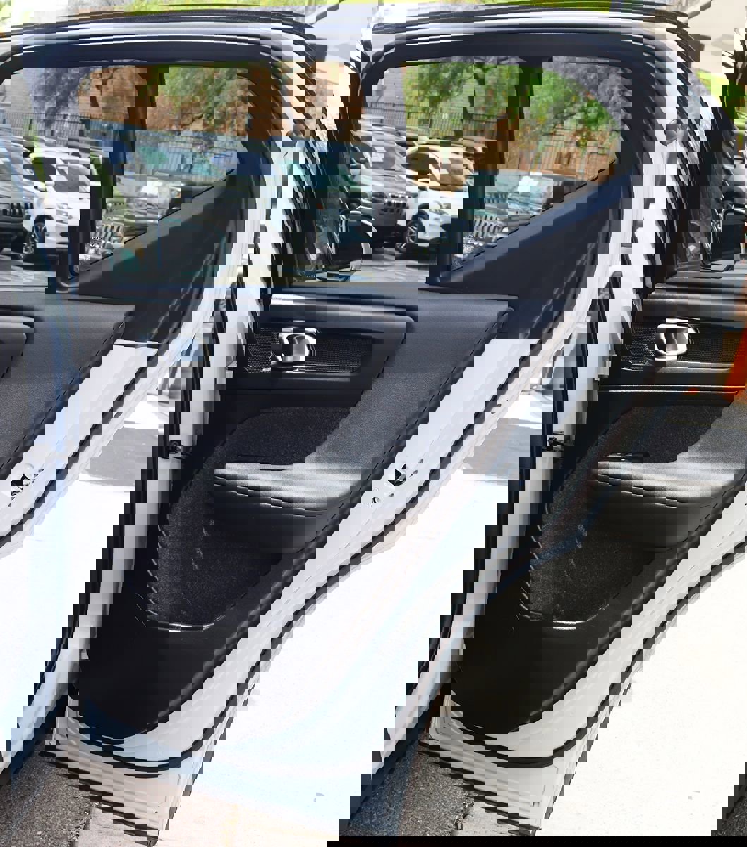 Used 2022 Volvo XC40 T4 Momentum image 20