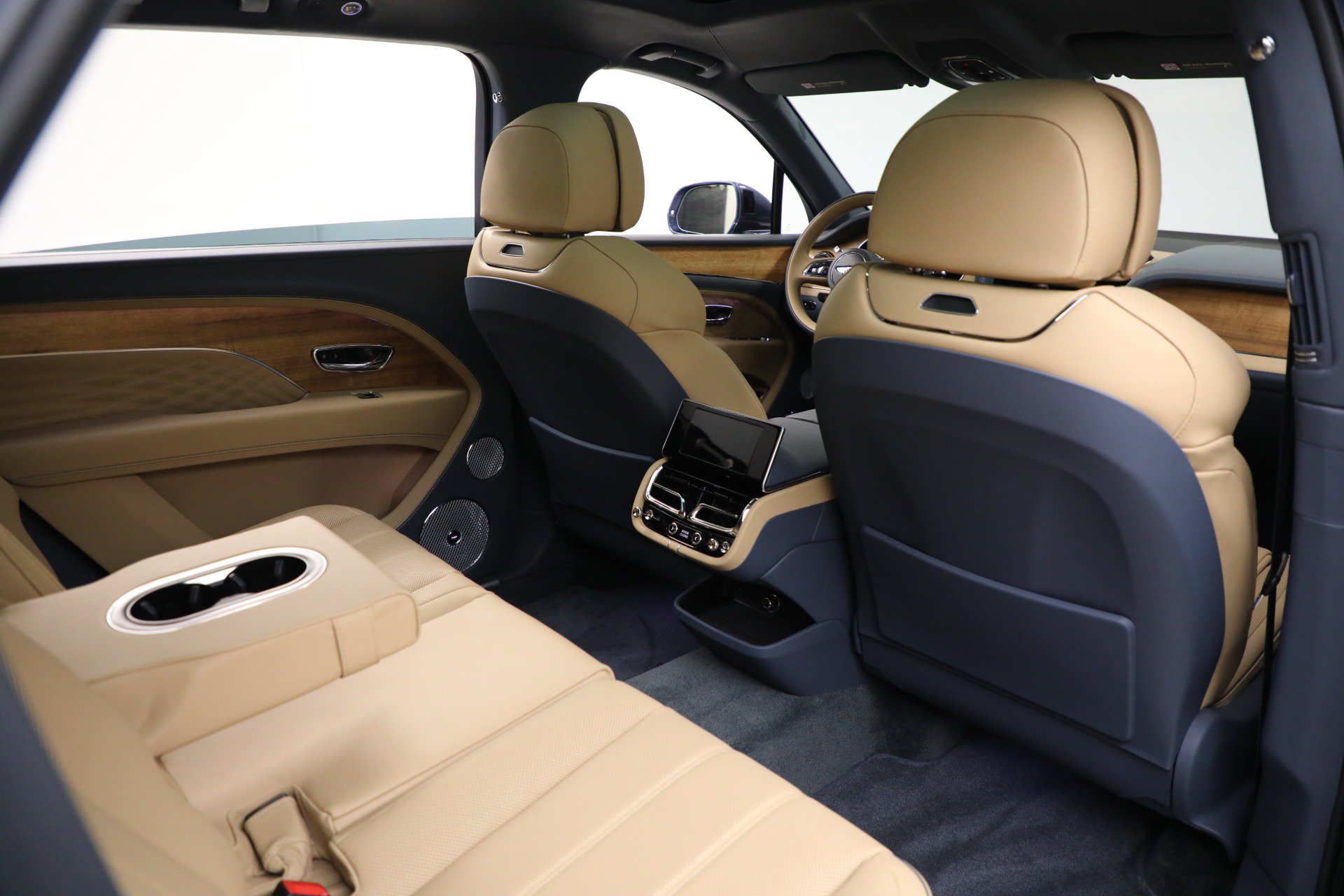 Certified 2025 Bentley Bentayga Extended Wheelbase AWD/4WD image 26