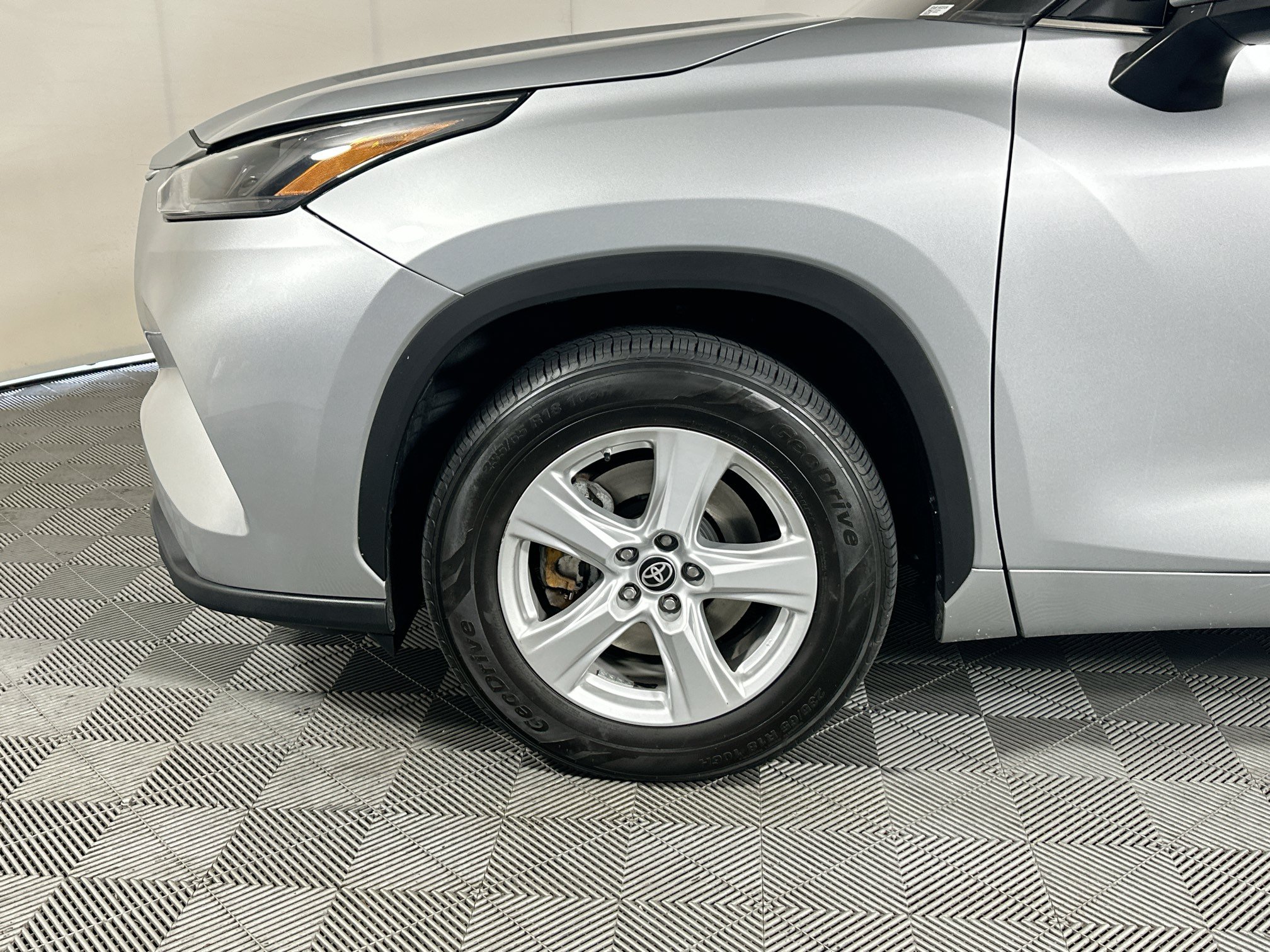 Used 2024 Toyota Highlander LE FWD image 11