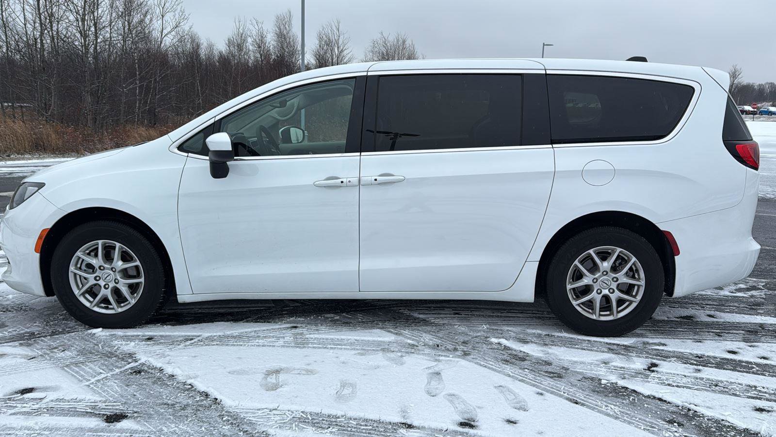 Used 2023 Chrysler Voyager LX image 11