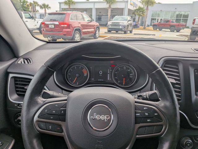 Certified 2019 Jeep Cherokee Latitude Plus w/ Comfort/Convenience Group FWD image 31