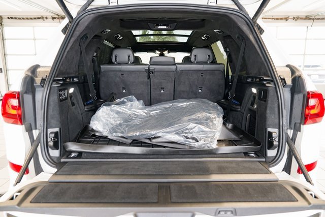 Used 2022 BMW X7 M50i w/ Cold Weather Package image 8