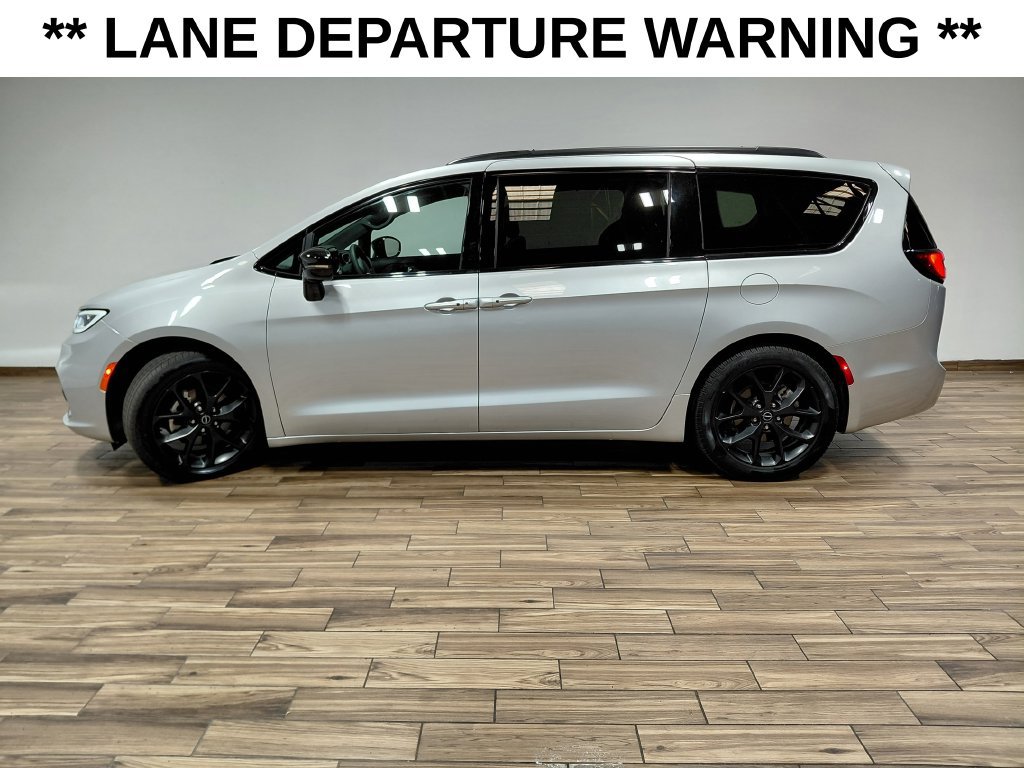 Certified 2026 Chrysler Pacifica Limited w/ S Appearance Package FWD image 16