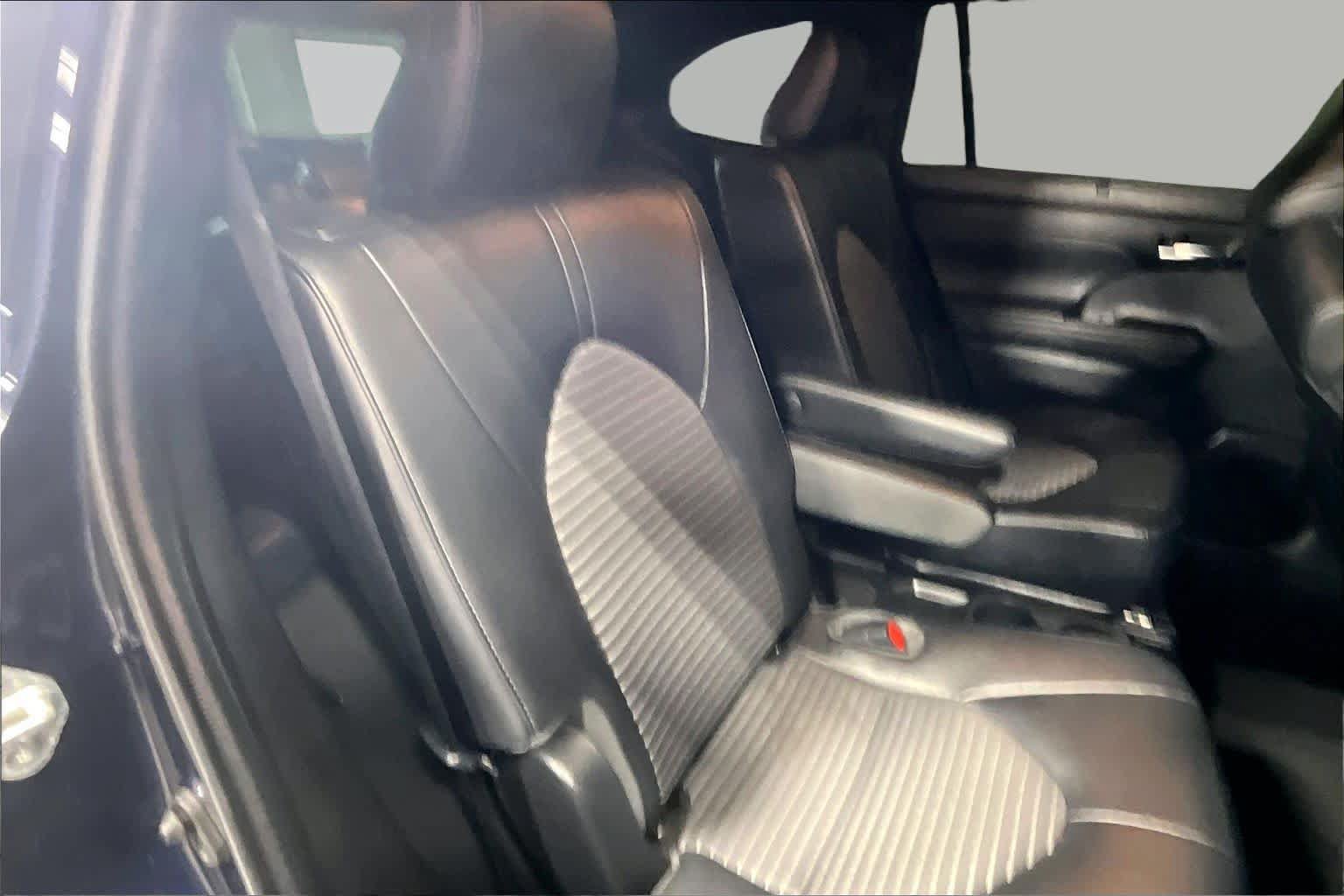 Used 2022 Toyota Highlander XSE FWD image 39