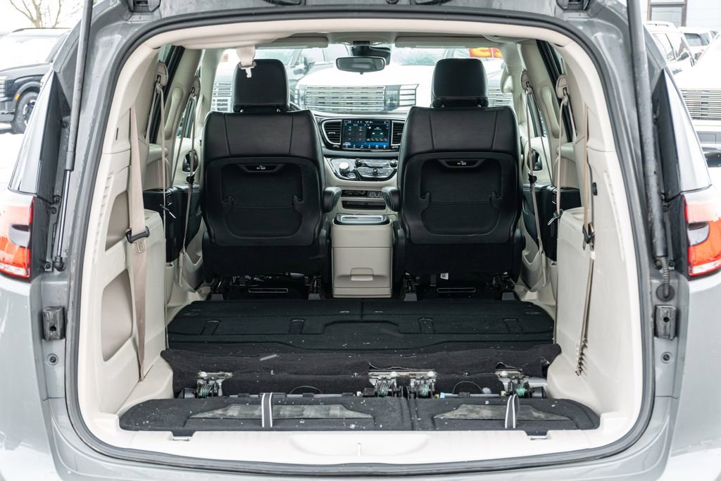 Used 2023 Chrysler Pacifica Touring-L image 13
