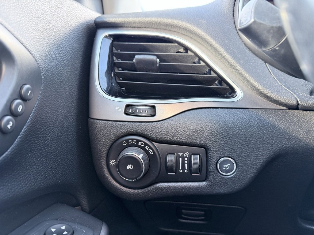 Used 2020 Jeep Cherokee Limited image 13