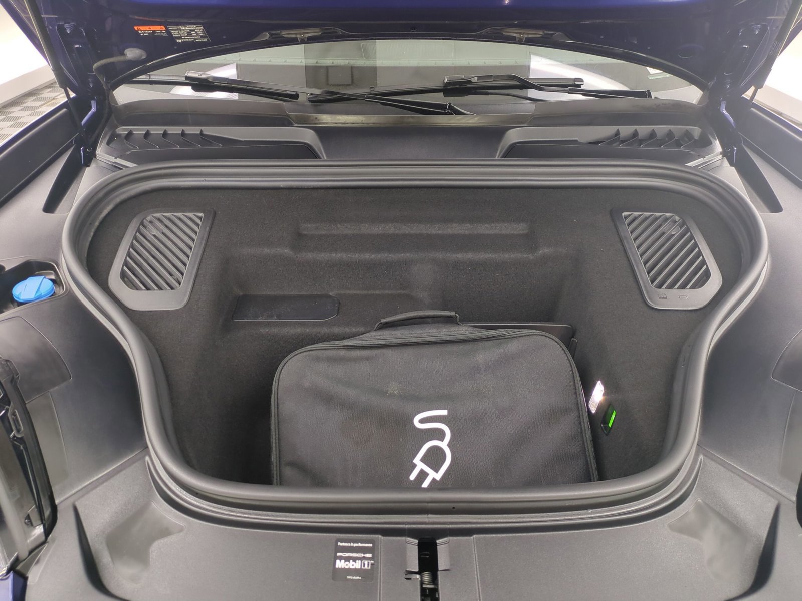 Certified 2025 Porsche Macan 4 Electric image 28