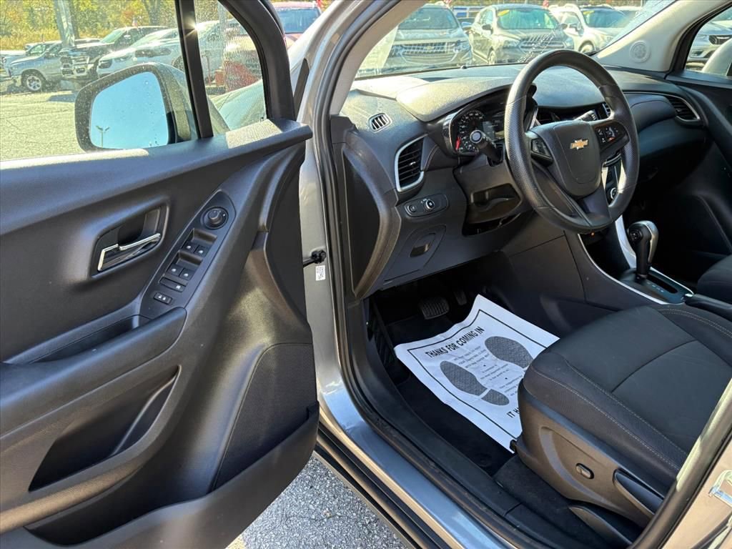 Used 2020 Chevrolet Trax LT image 12