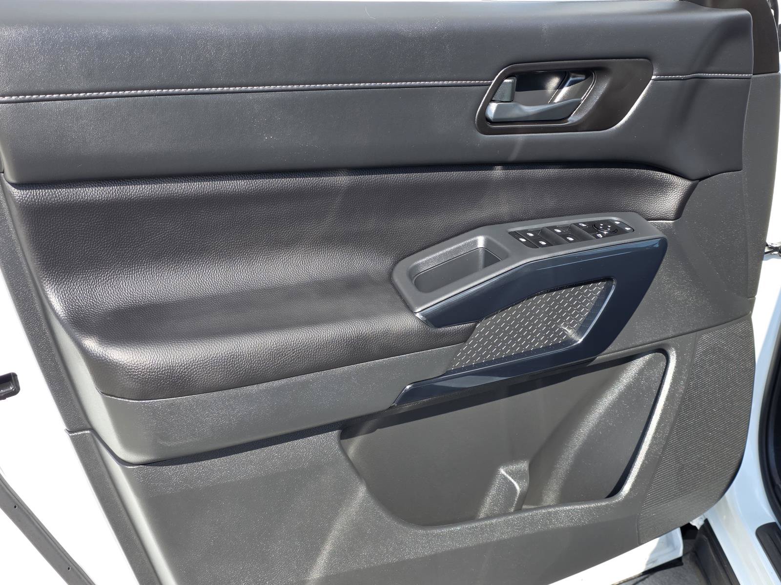 Used 2025 Nissan Pathfinder SV w/ SV Premium Package FWD image 16