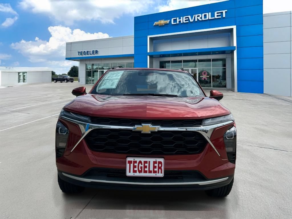 Used 2024 Chevrolet Trax LT FWD image 2