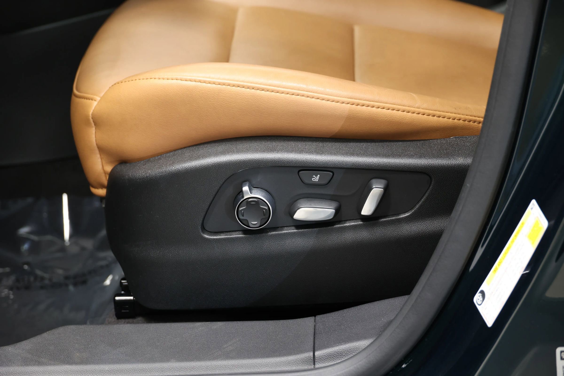 Used 2024 Cadillac XT4 Premium Luxury image 14