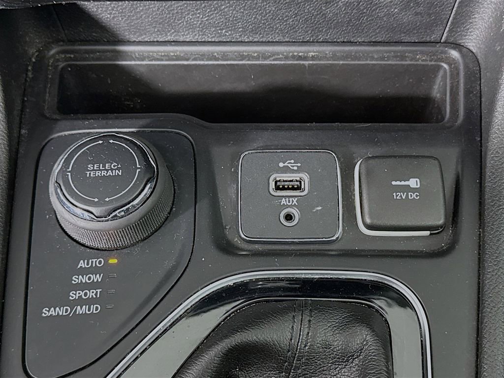 Used 2019 Jeep Cherokee Limited image 16