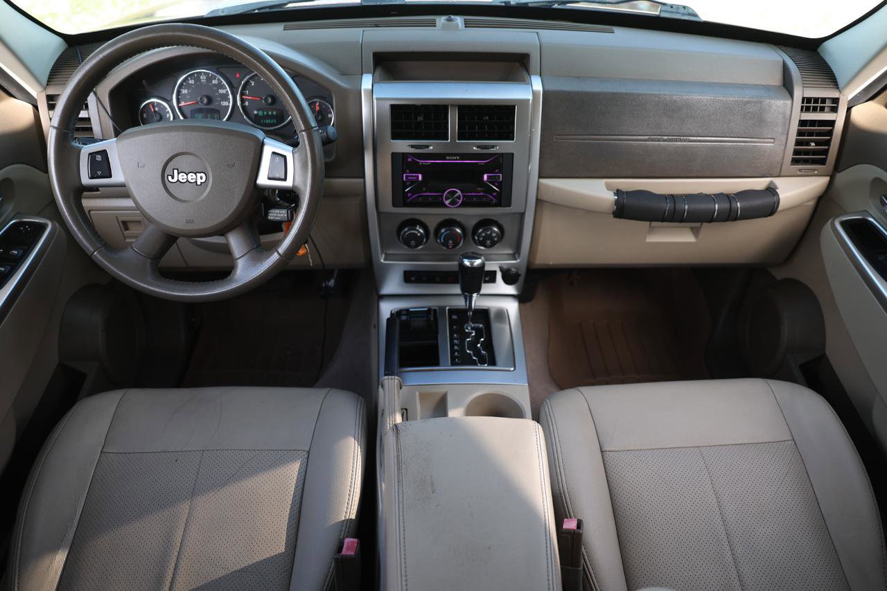 Used 2009 Jeep Liberty Limited w/ Premium Group AWD/4WD image 2