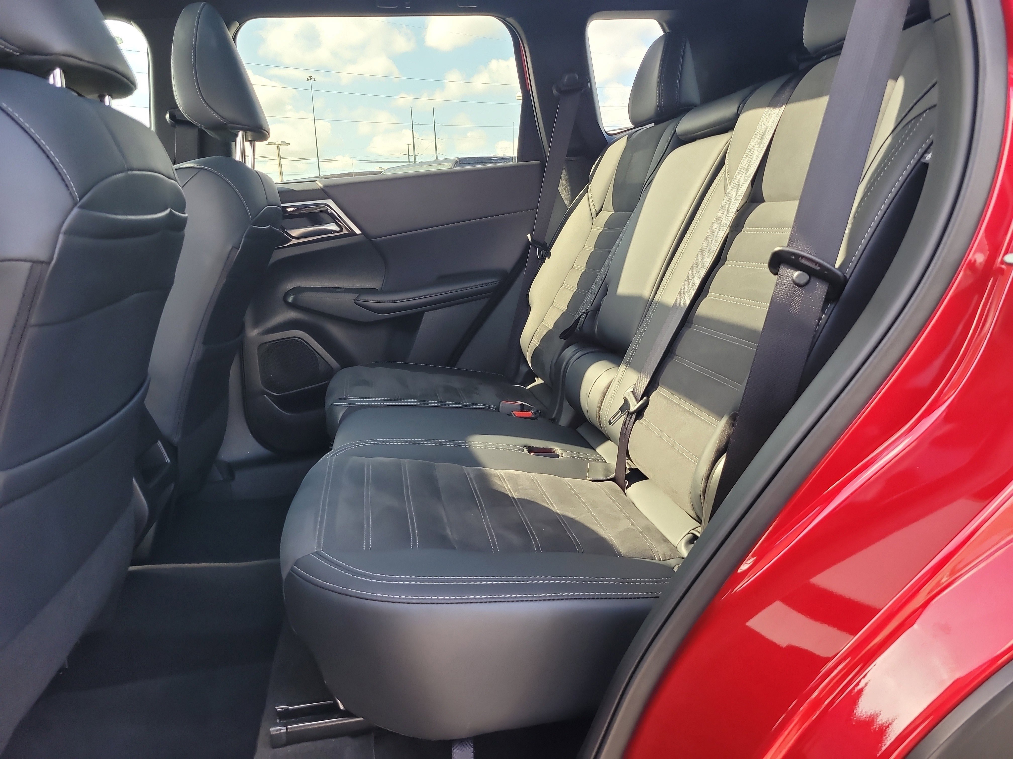 Used 2024 Mitsubishi Outlander SE image 11