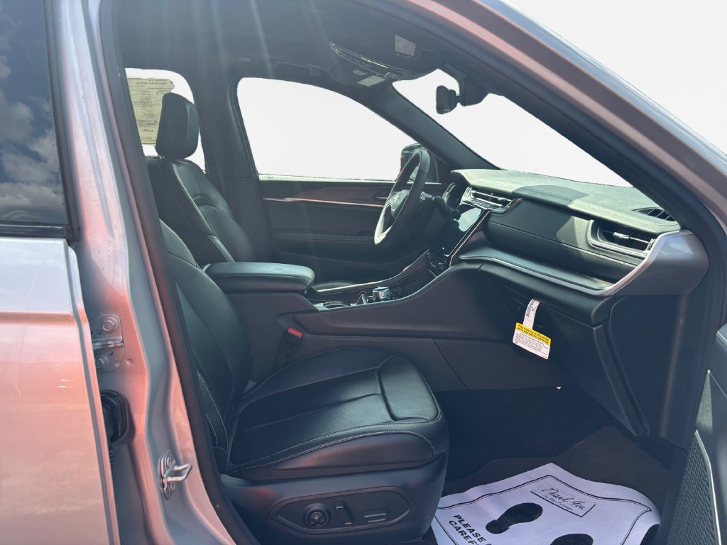 New 2025 Jeep Grand Cherokee Limited w/ Luxury Tech Group II AWD/4WD image 24
