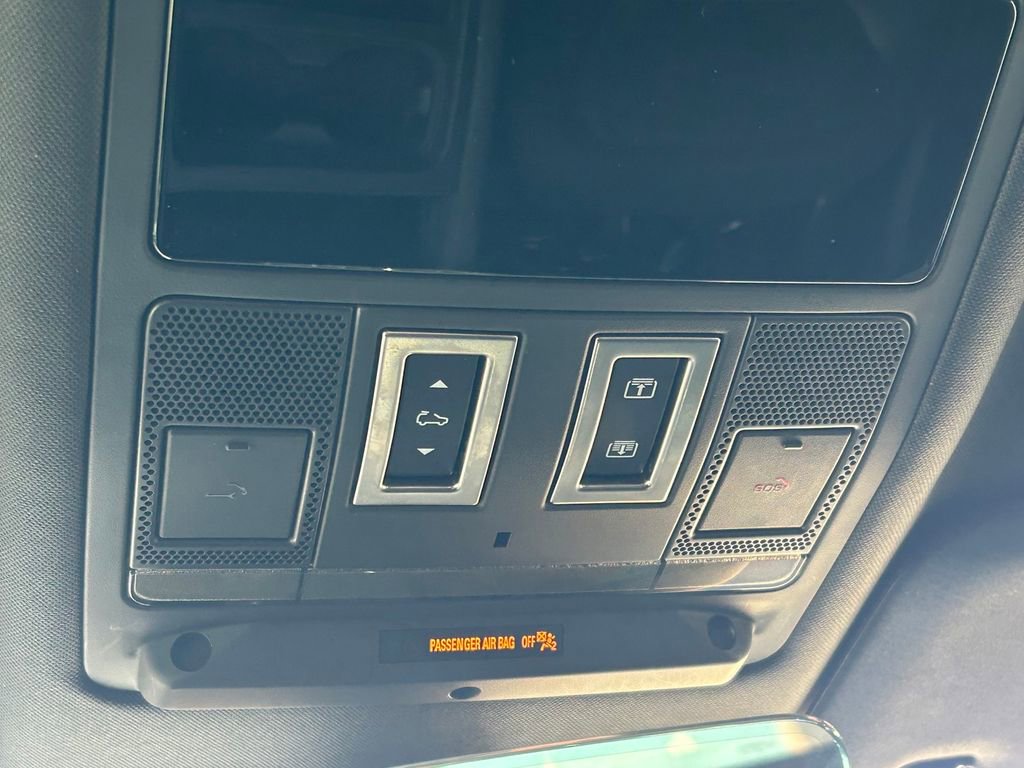 Used 2024 Land Rover Defender 130 X-Dynamic SE AWD/4WD image 20