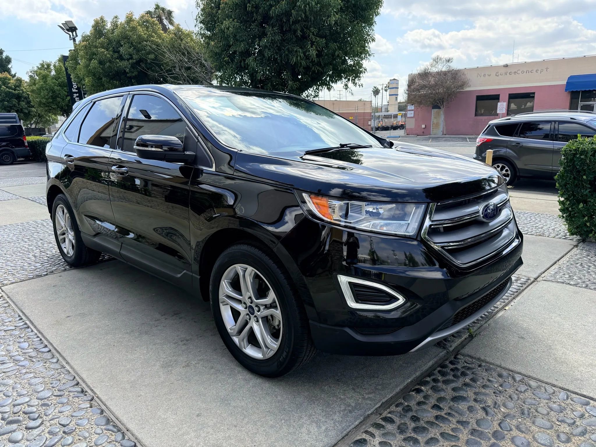 Used 2018 Ford Edge Titanium image 3