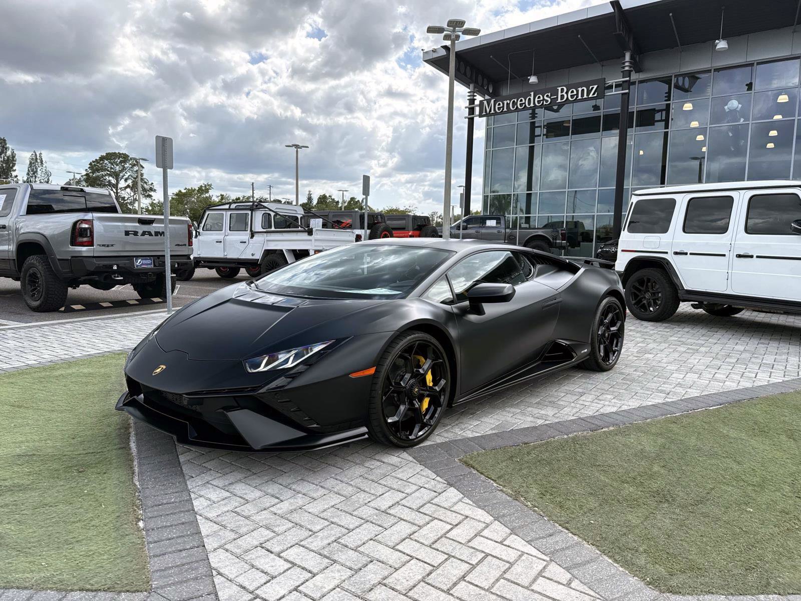 Used 2024 Lamborghini Huracan Tecnica RWD image 2