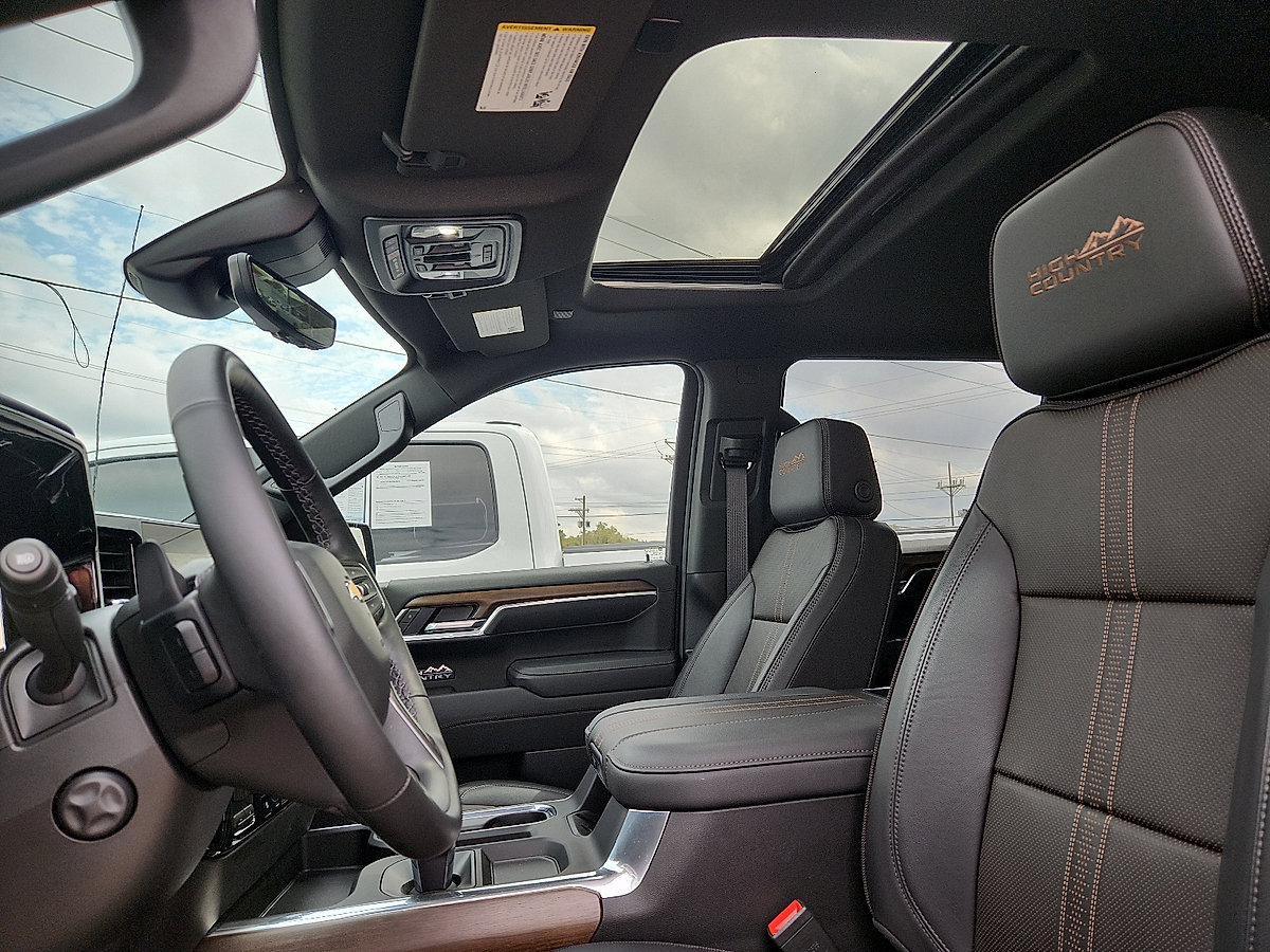 Used 2025 Chevrolet Silverado 1500 High Country AWD/4WD image 9