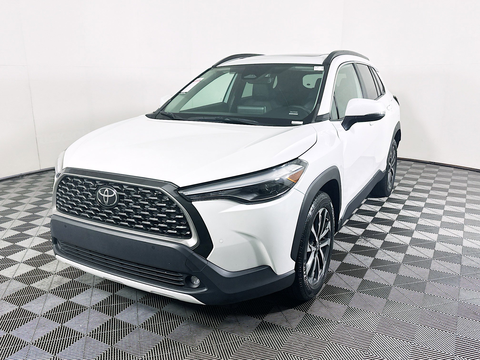 Used 2023 Toyota Corolla Cross XLE w/ Convenience Package AWD/4WD image 7