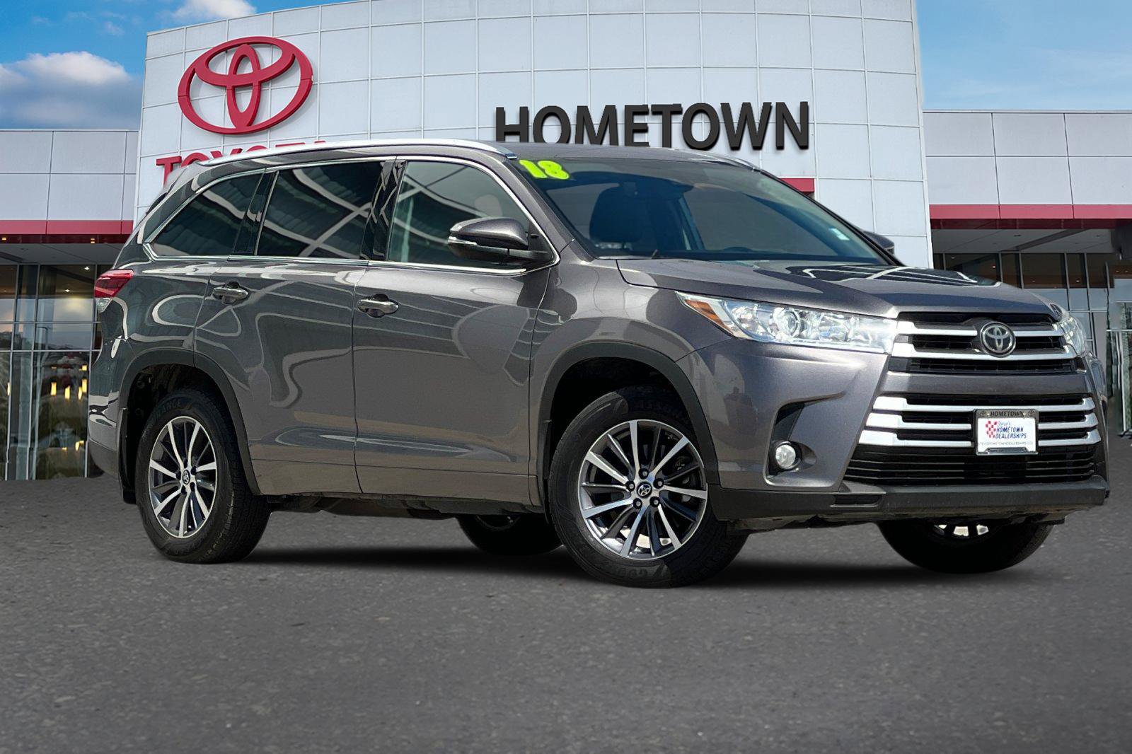 Used 2018 Toyota Highlander XLE AWD/4WD image 2