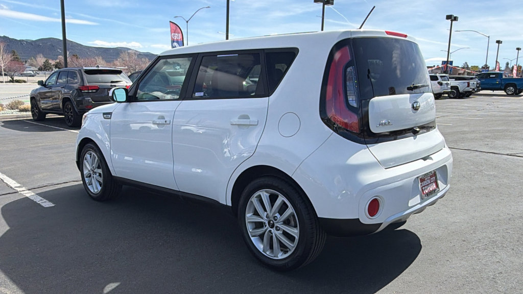 Used 2017 Kia Soul + image 5