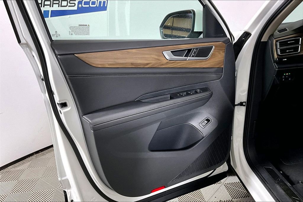 Used 2025 Volkswagen Atlas SE image 18