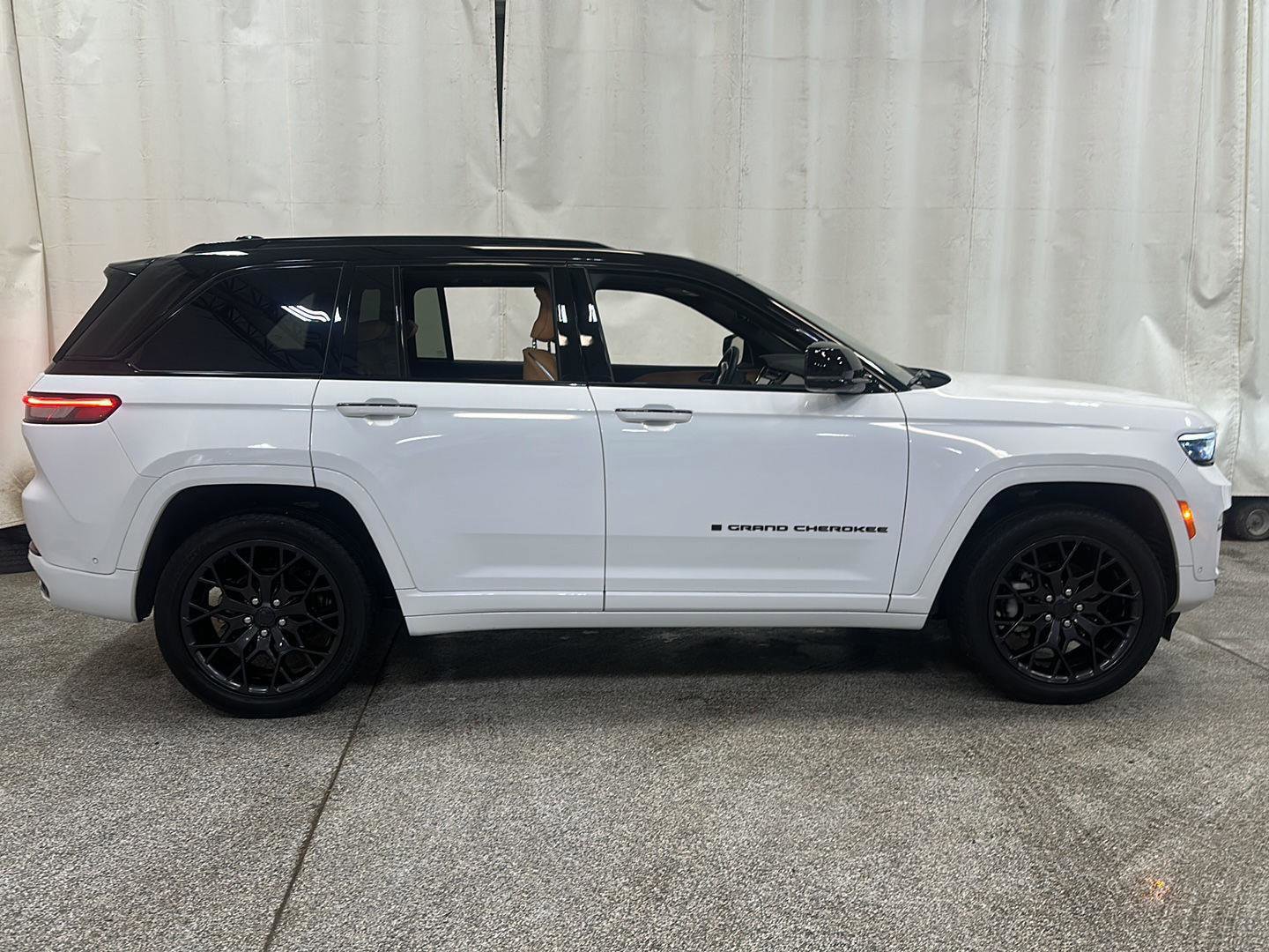 Used 2024 Jeep Grand Cherokee Summit AWD/4WD image 6