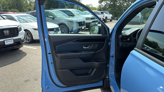 Used 2023 Honda Pilot TrailSport image 8