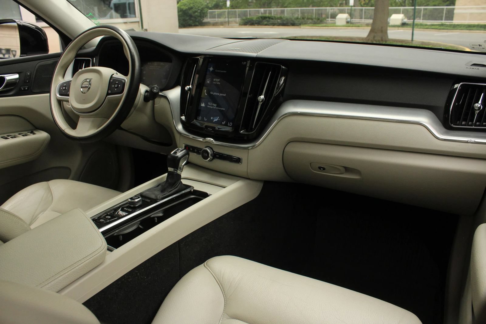 Used 2019 Volvo XC60 T5 Momentum w/ Multimedia Package AWD/4WD image 27