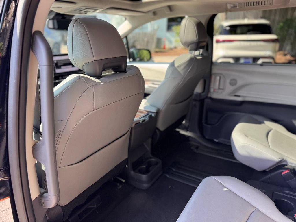 Used 2023 Toyota Sienna XLE FWD image 18