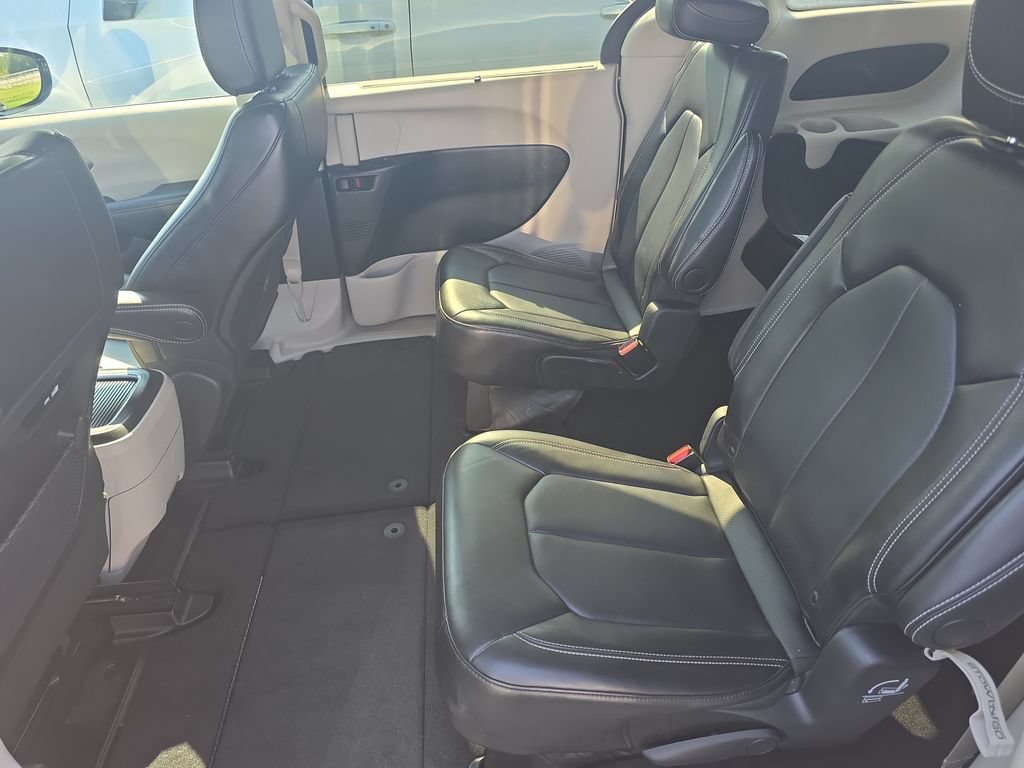 Used 2024 Chrysler Pacifica Touring-L FWD image 14