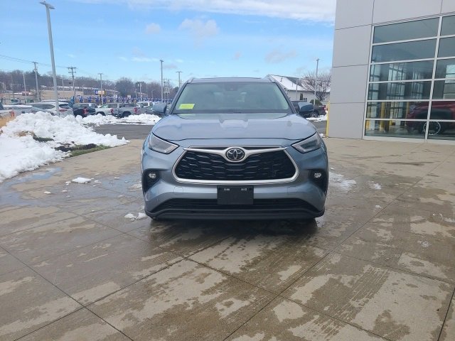 Used 2024 Toyota Highlander XLE image 2