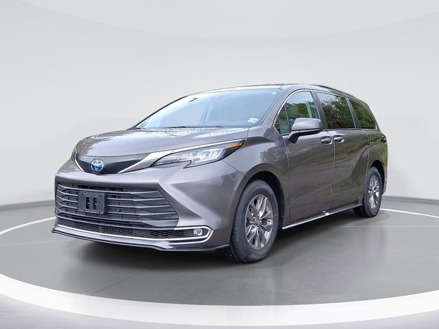 Used 2023 Toyota Sienna XLE image 1