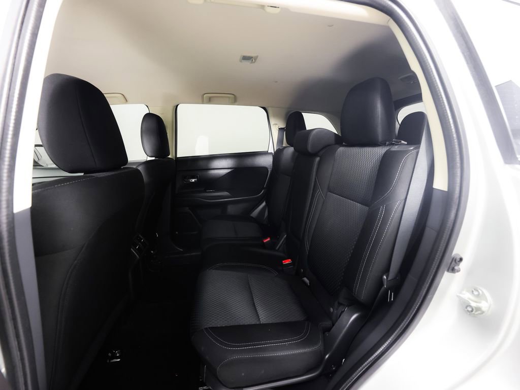 Used 2020 Mitsubishi Outlander ES image 16