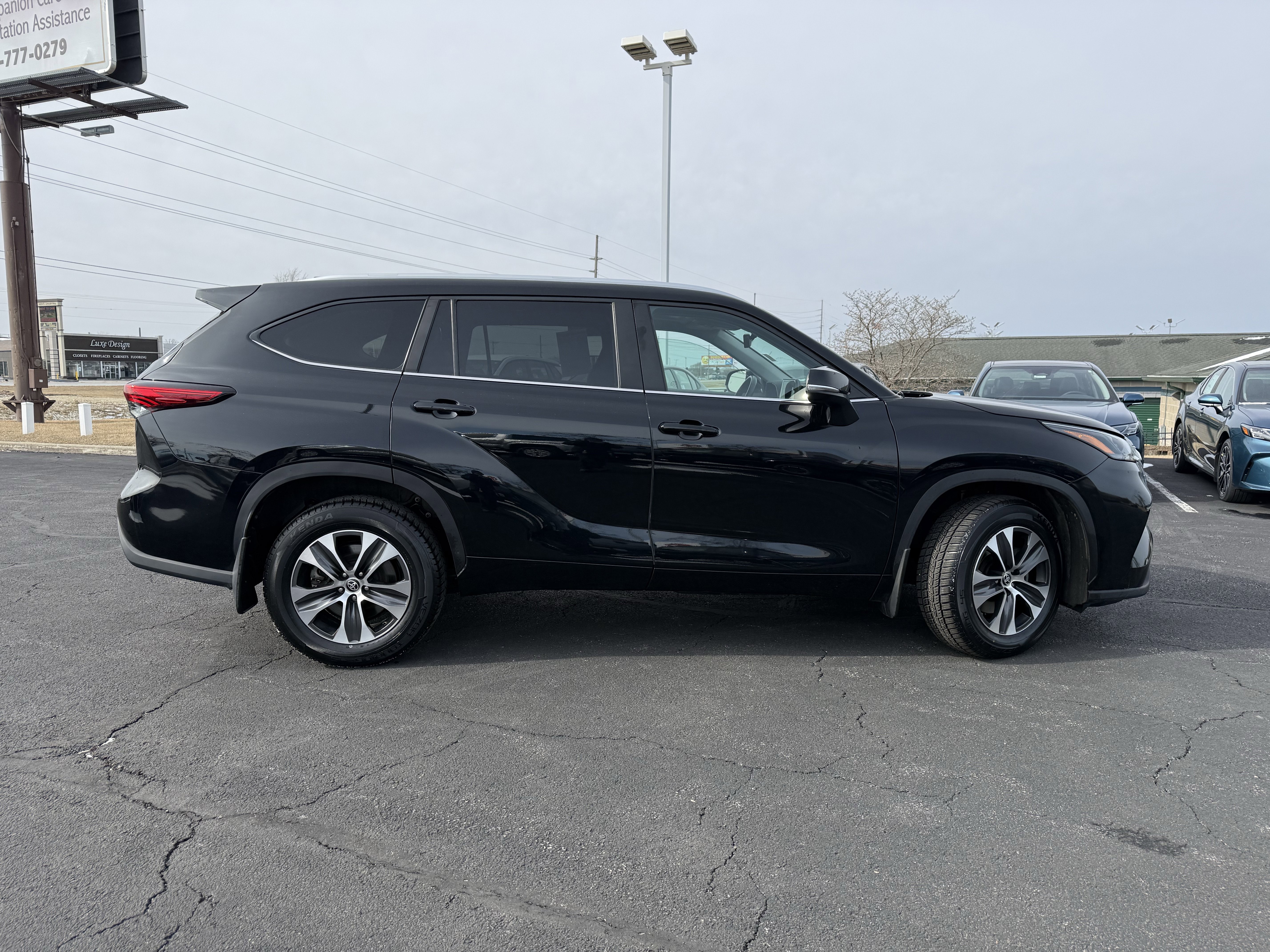 Used 2023 Toyota Highlander XLE image 10