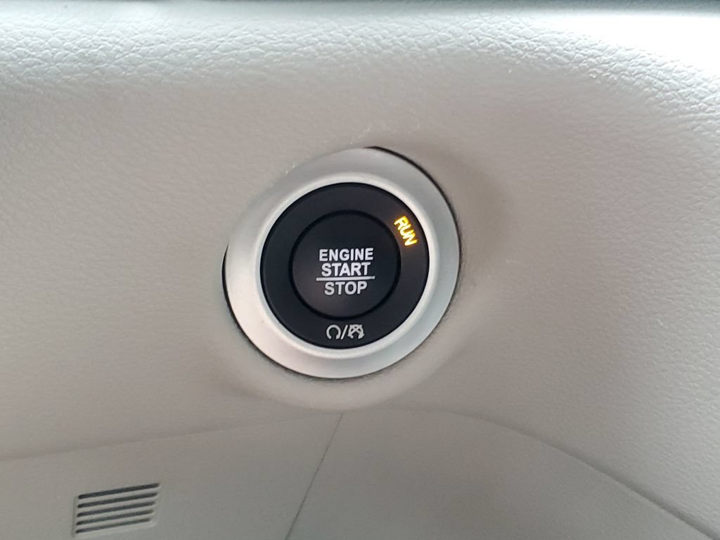 Used 2023 Chrysler Pacifica Touring-L FWD image 17