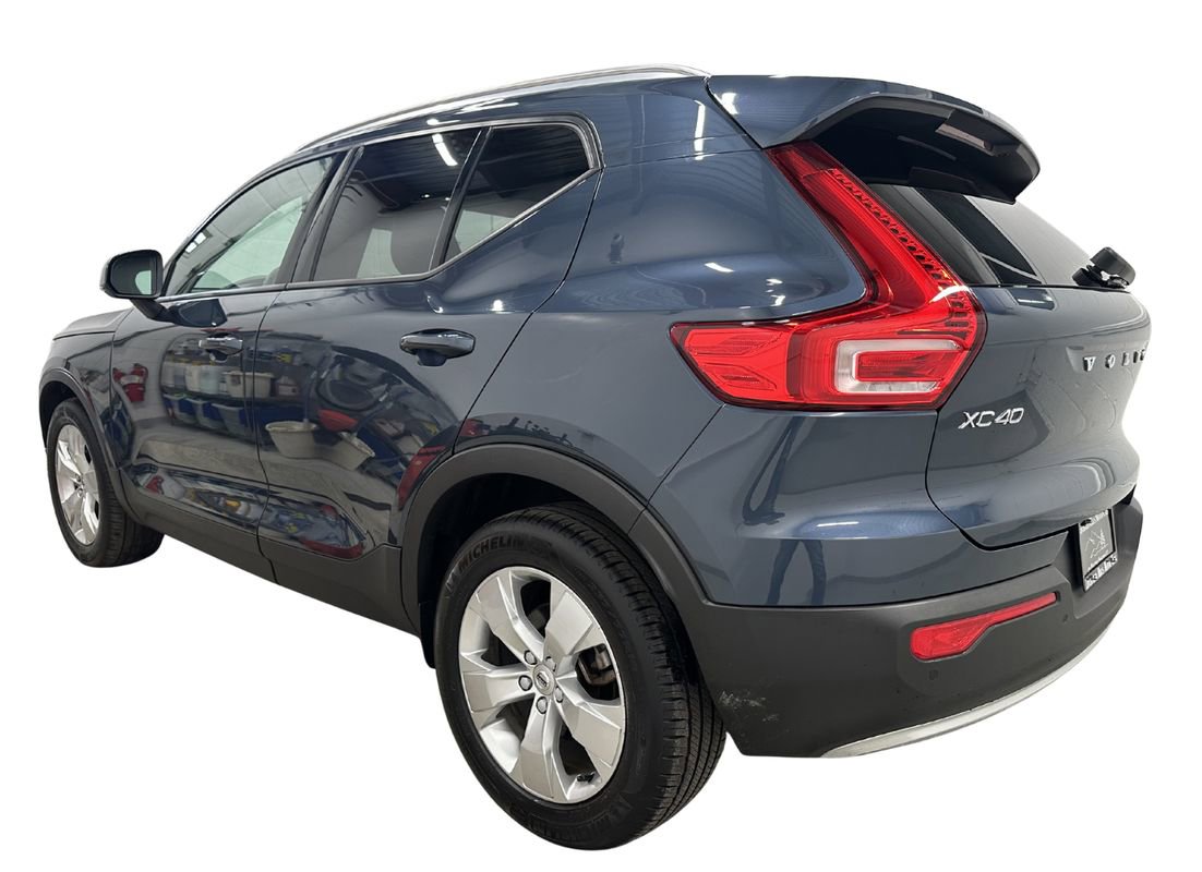 Used 2021 Volvo XC40 T5 Momentum image 5