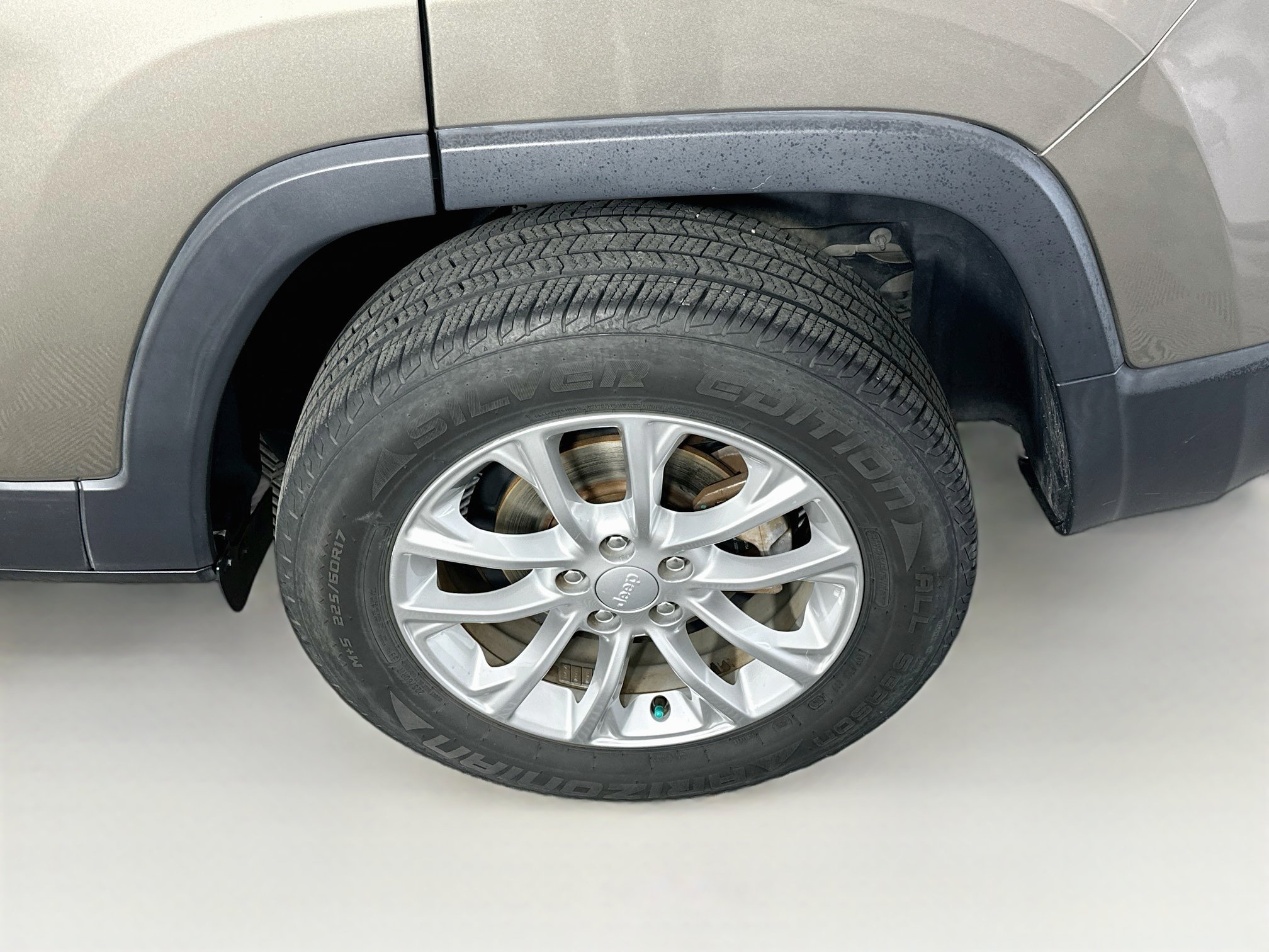 Used 2019 Jeep Cherokee Latitude w/ Popular Appearance Group FWD image 11