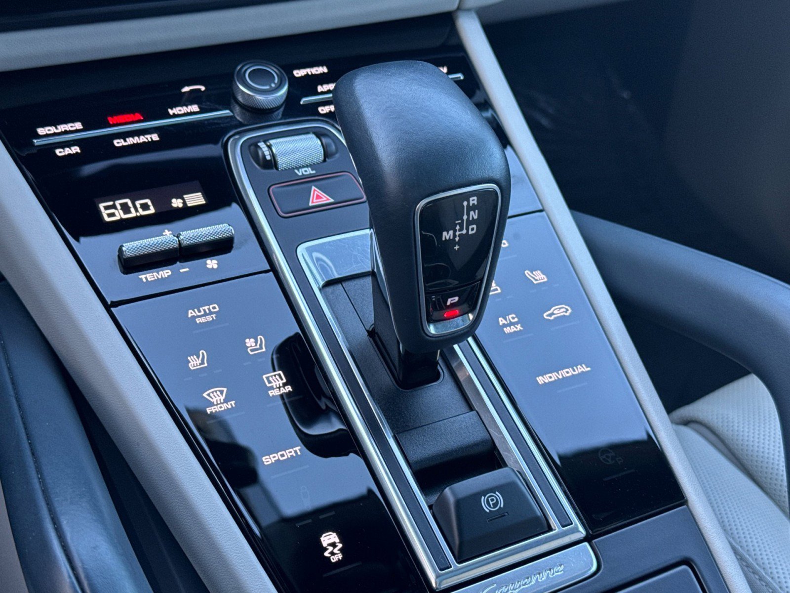 Certified 2023 Porsche Cayenne Platinum Edition image 22