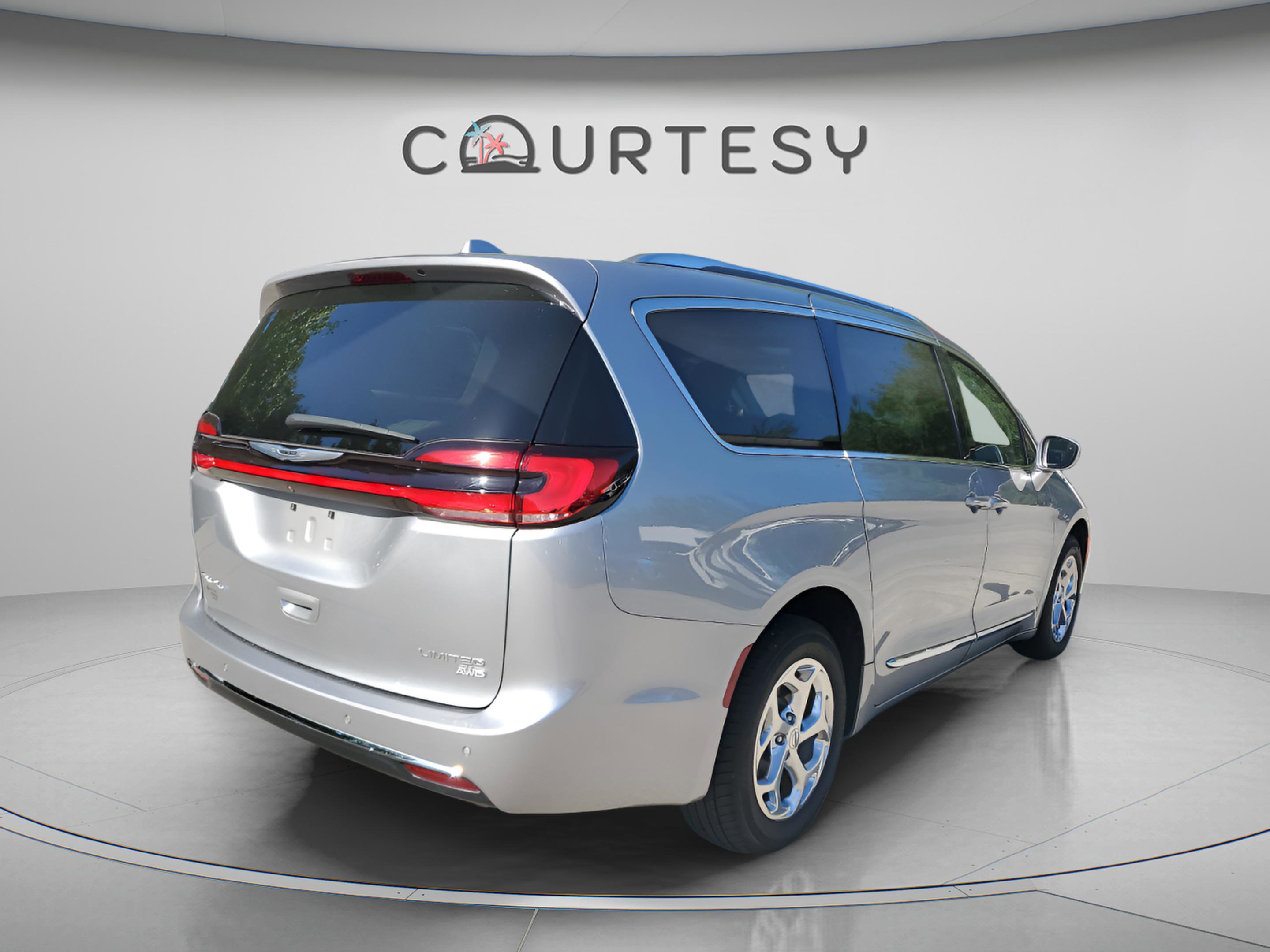 Used 2021 Chrysler Pacifica Limited AWD/4WD image 3
