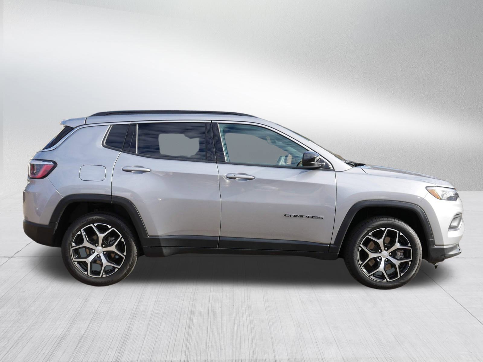 Used 2024 Jeep Compass Latitude image 8