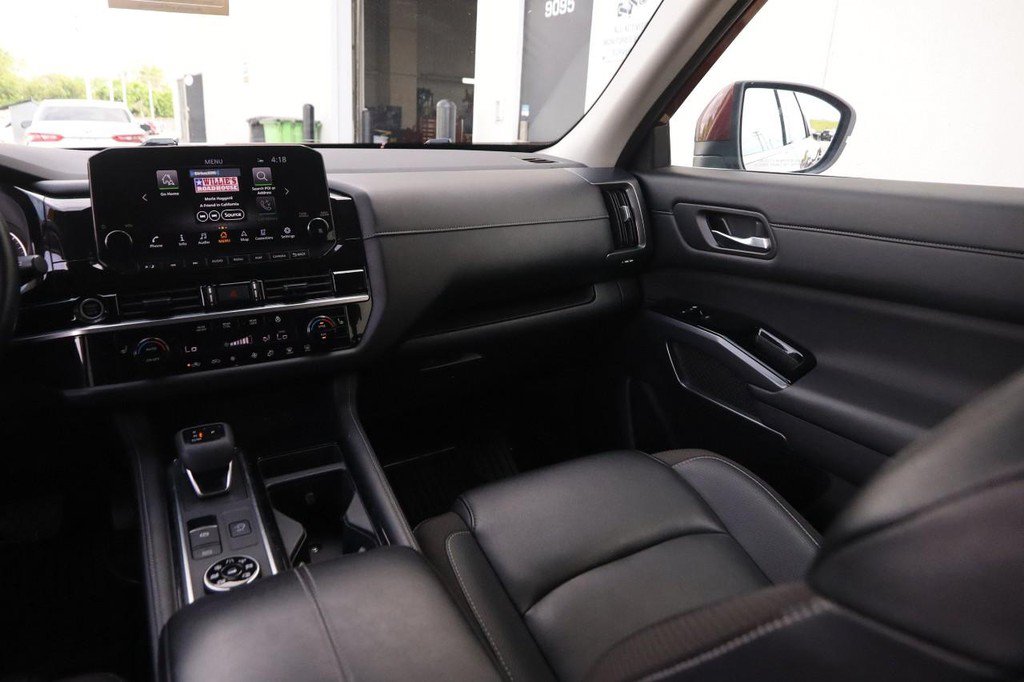 Used 2023 Nissan Pathfinder SL AWD/4WD image 28